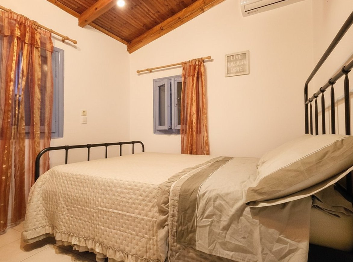 La camera principale con il letto matrimoniale in ferro battuto