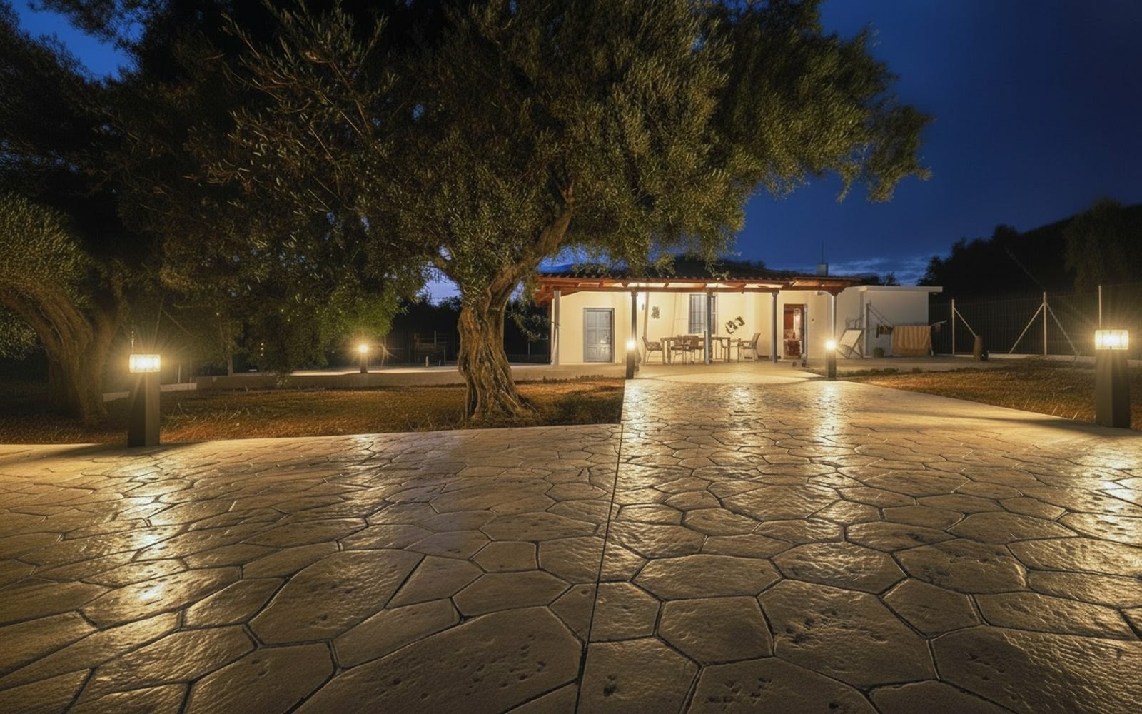 La casa illuminata di sera, sotto l’ulivo