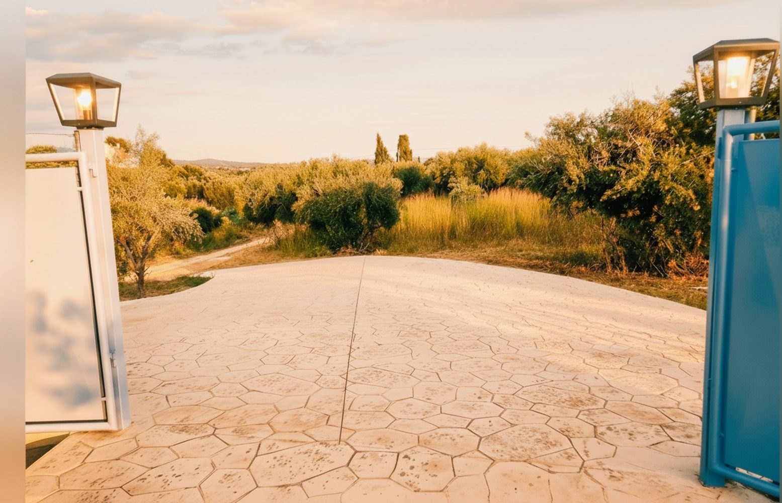 Il cancello e il vialetto d’ingresso tra gli ulivi