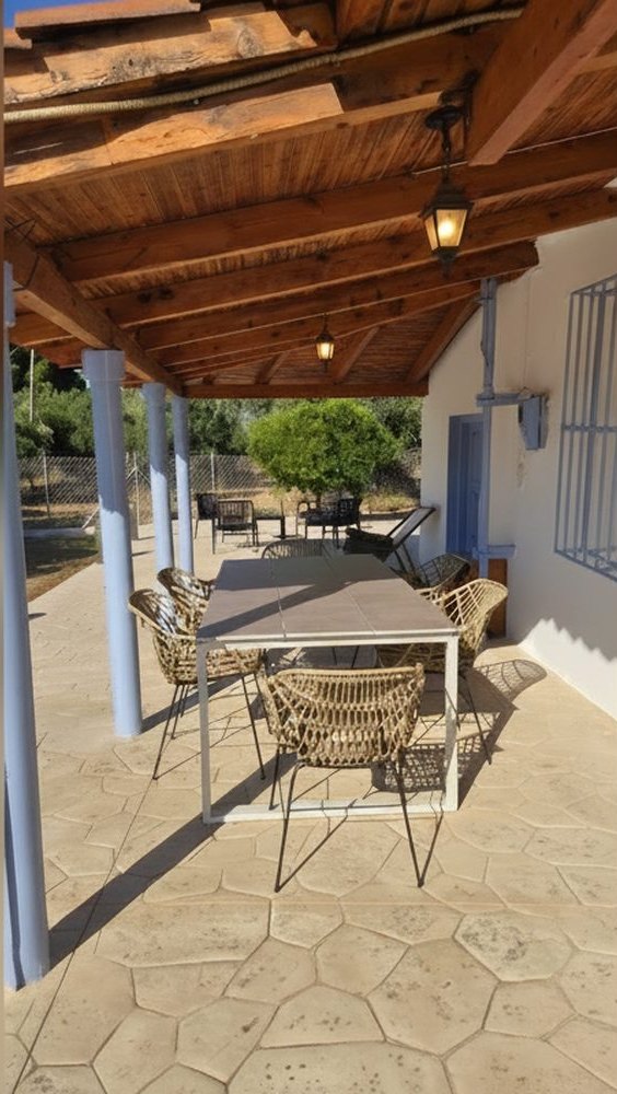 Il portico con il tavolo da pranzo e le colonne azzurre