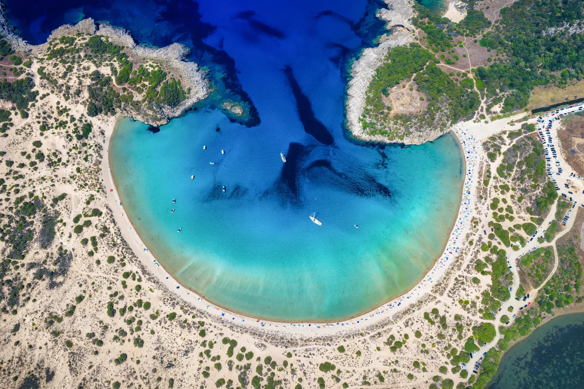Vista aerea della baia di Voidokilia, a forma di omega, con l’acqua turchese e le dune