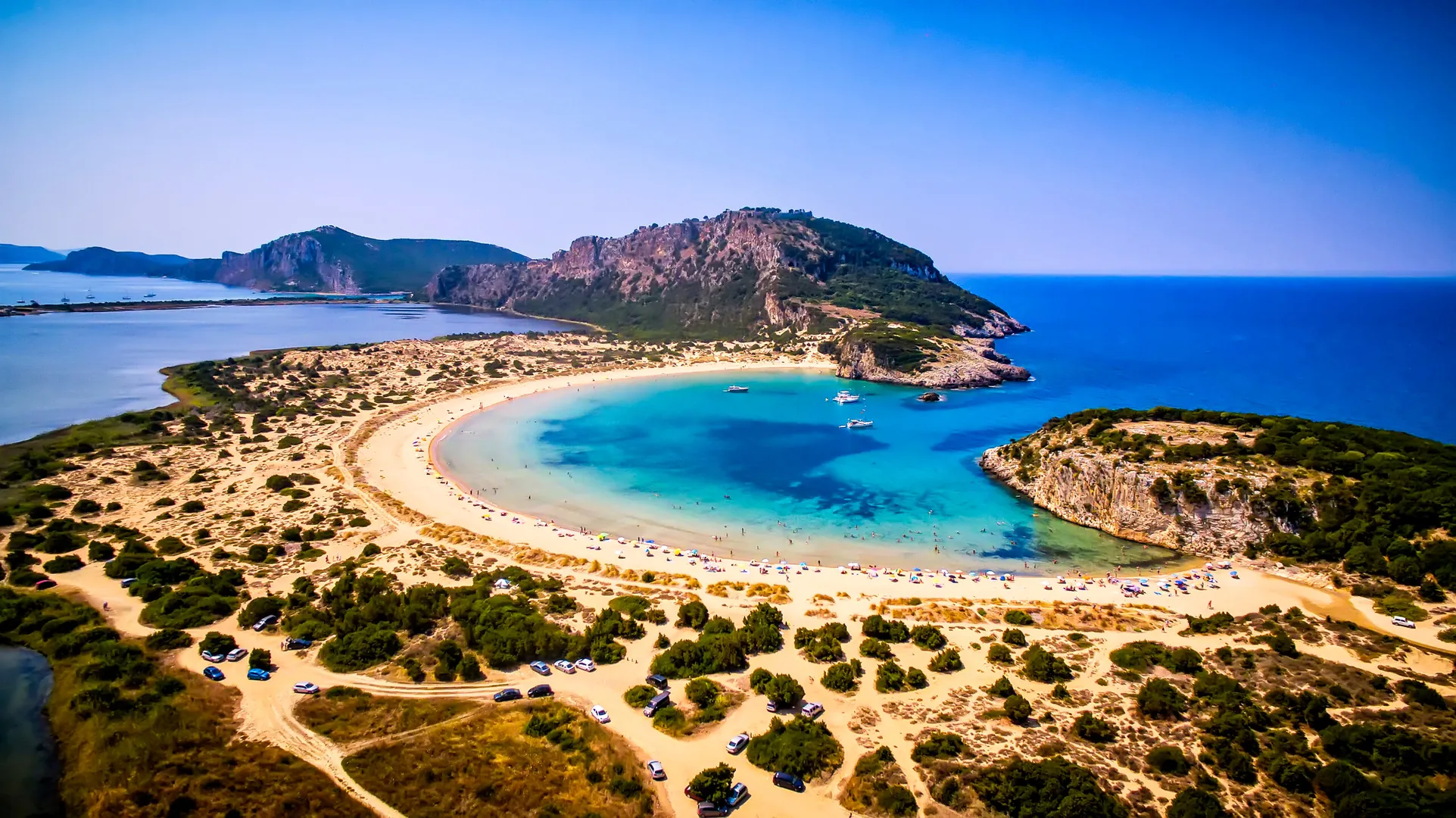 Panorama dall’alto della baia di Voidokilia e del mare blu