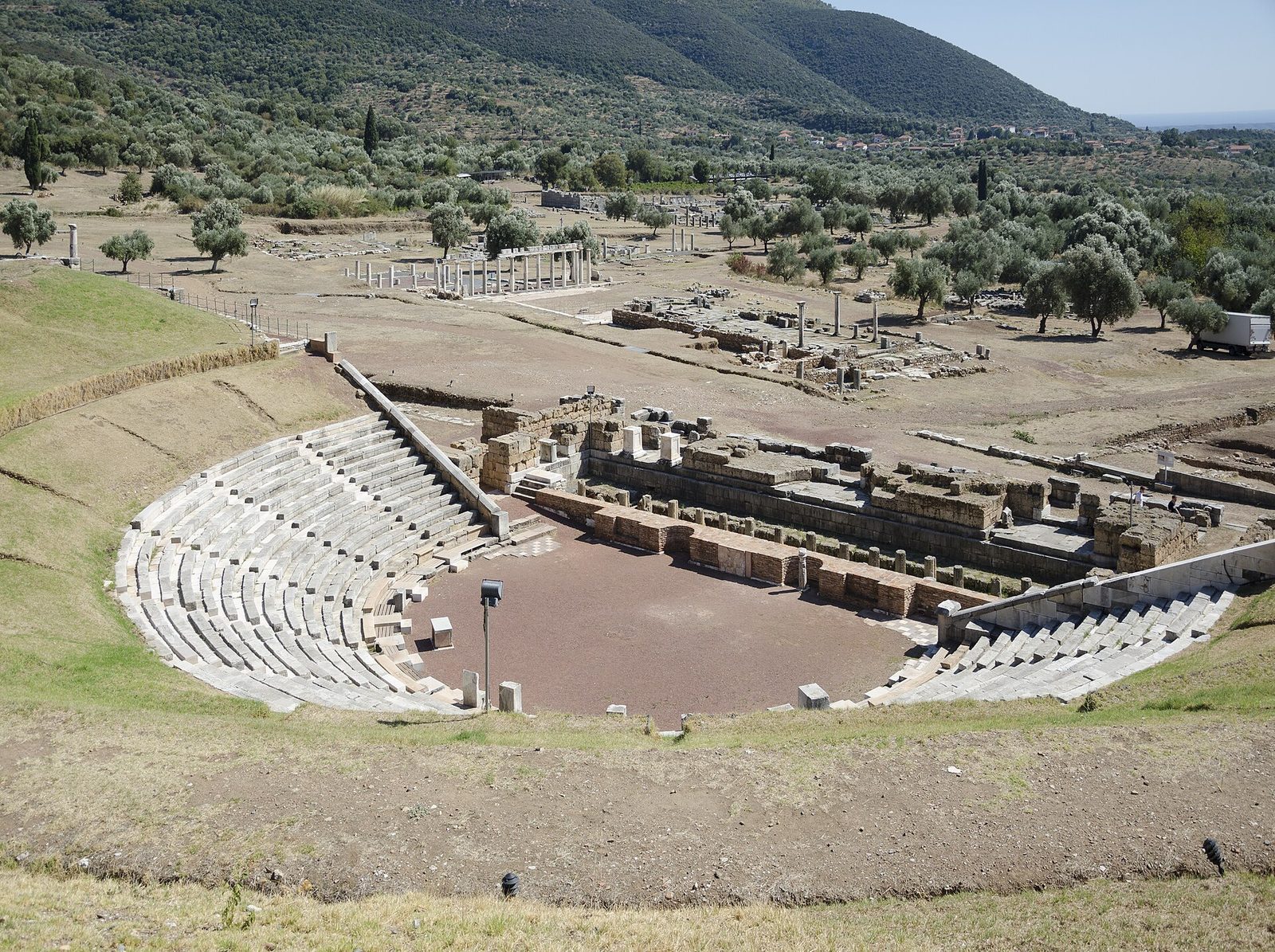 Il teatro dell'Antica Messene con le gradinate in pietra e la vallata sullo sfondo