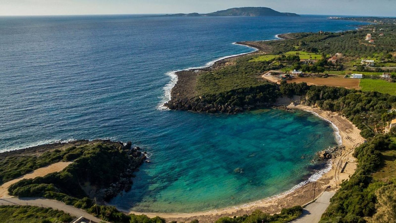 La costa della Messenia con una baia dall'acqua turchese vista dall'alto