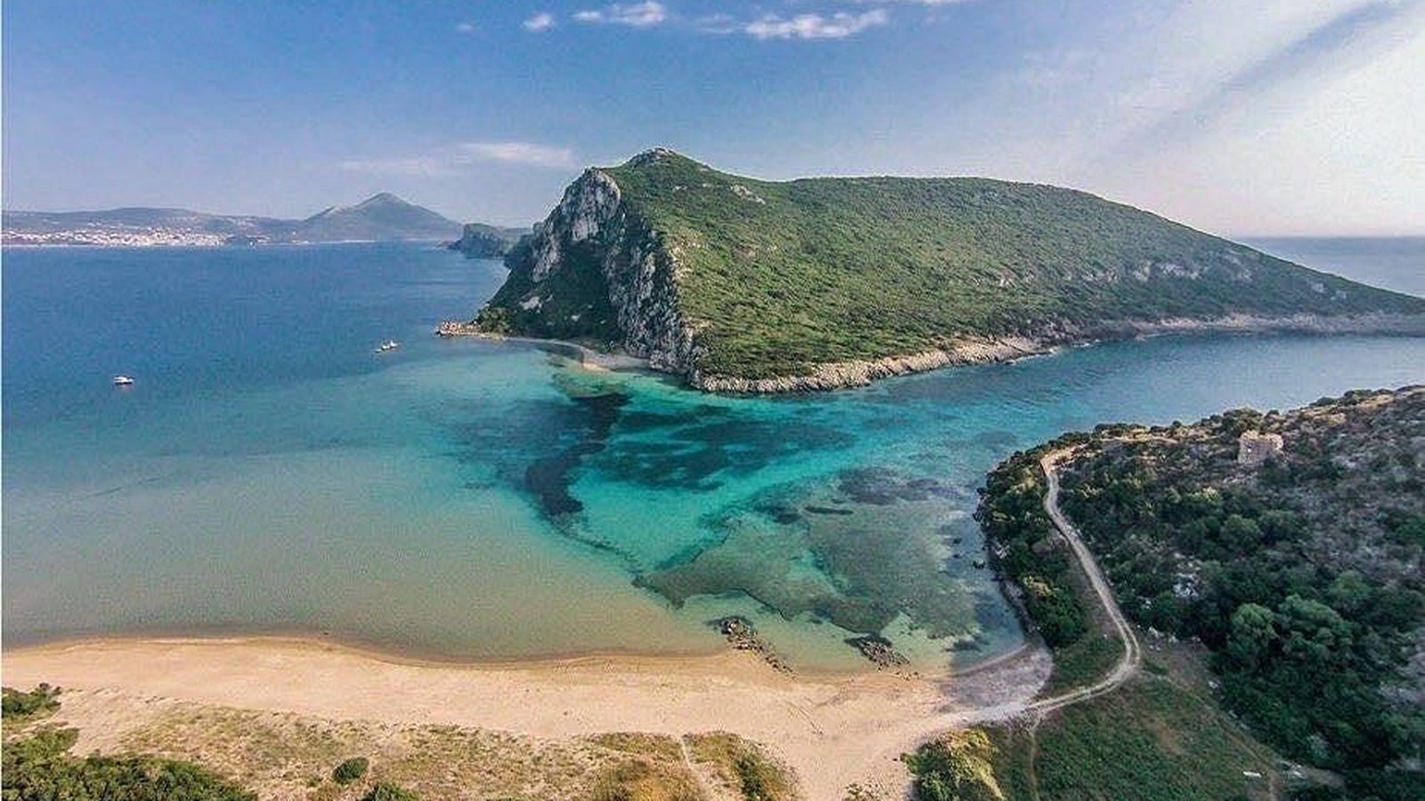 La laguna di Gialova e la costa affacciata sul mare