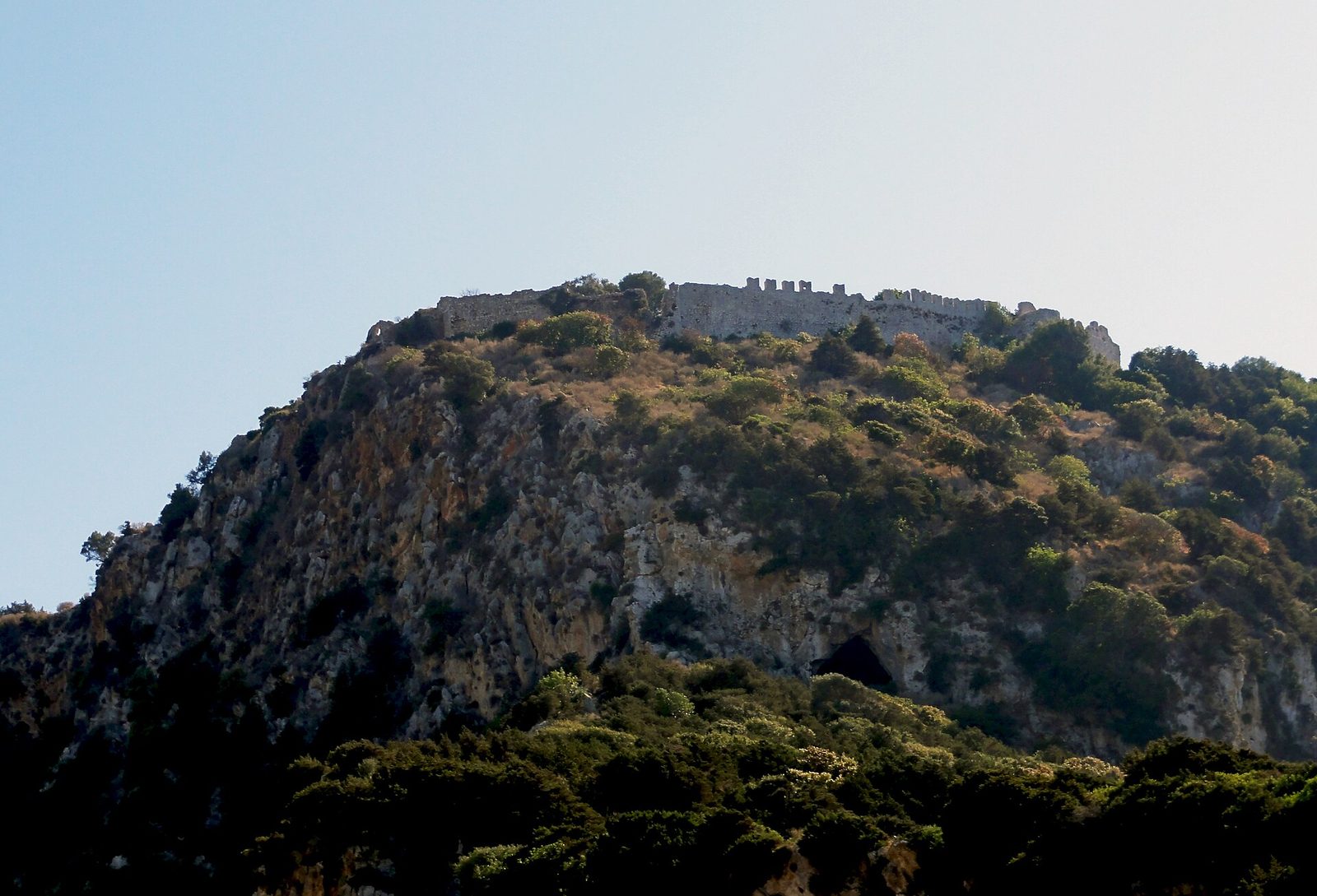 La collina fortificata che domina la baia di Voidokilia