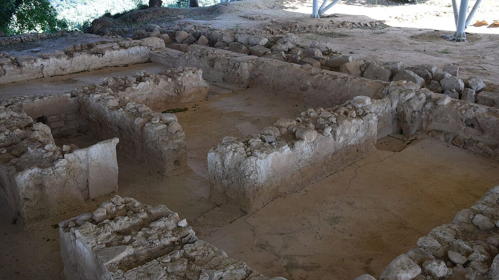 I resti murari del palazzo miceneo di Nestore