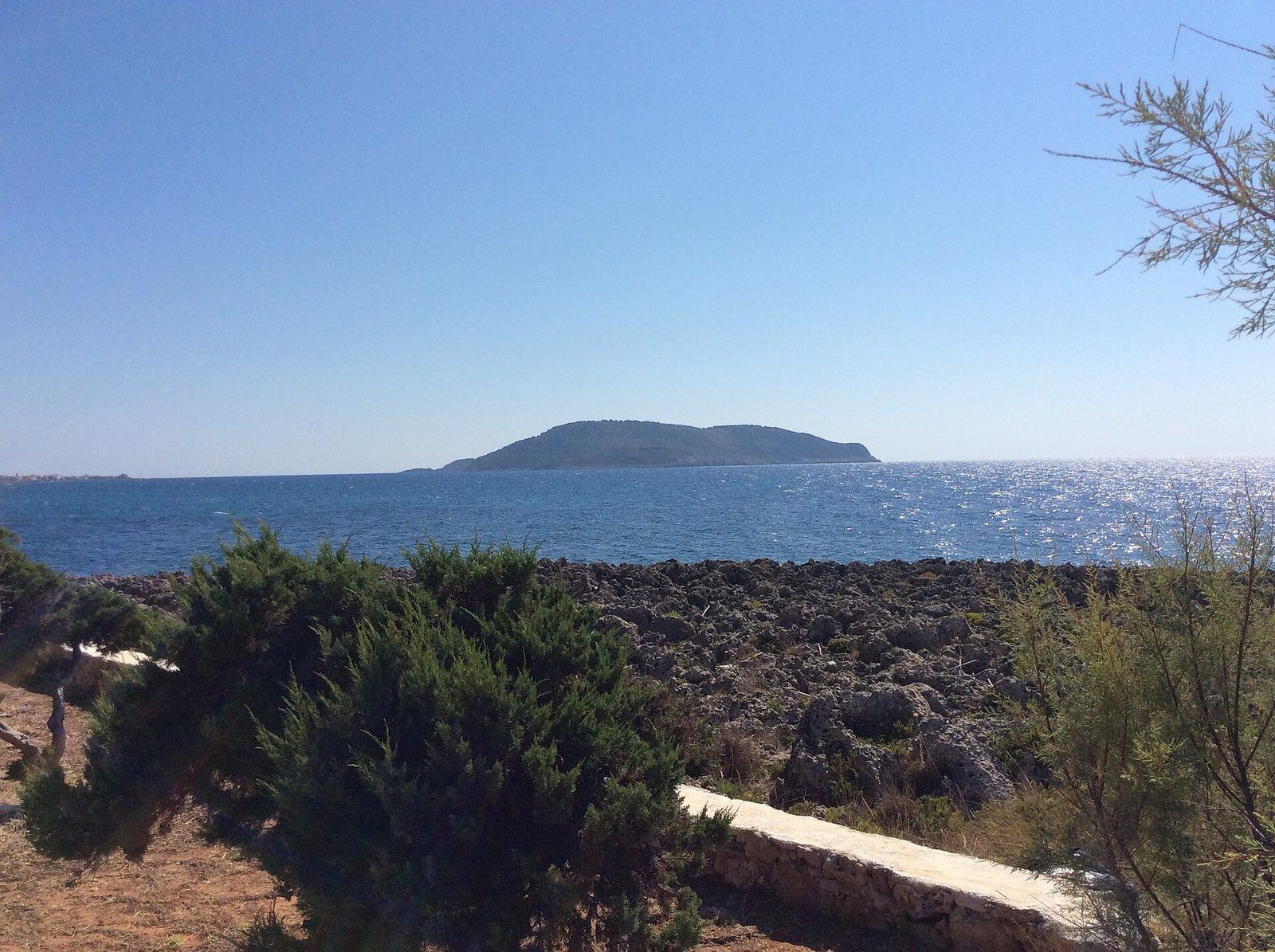 L'isola di Proti vista dalla costa della Messenia