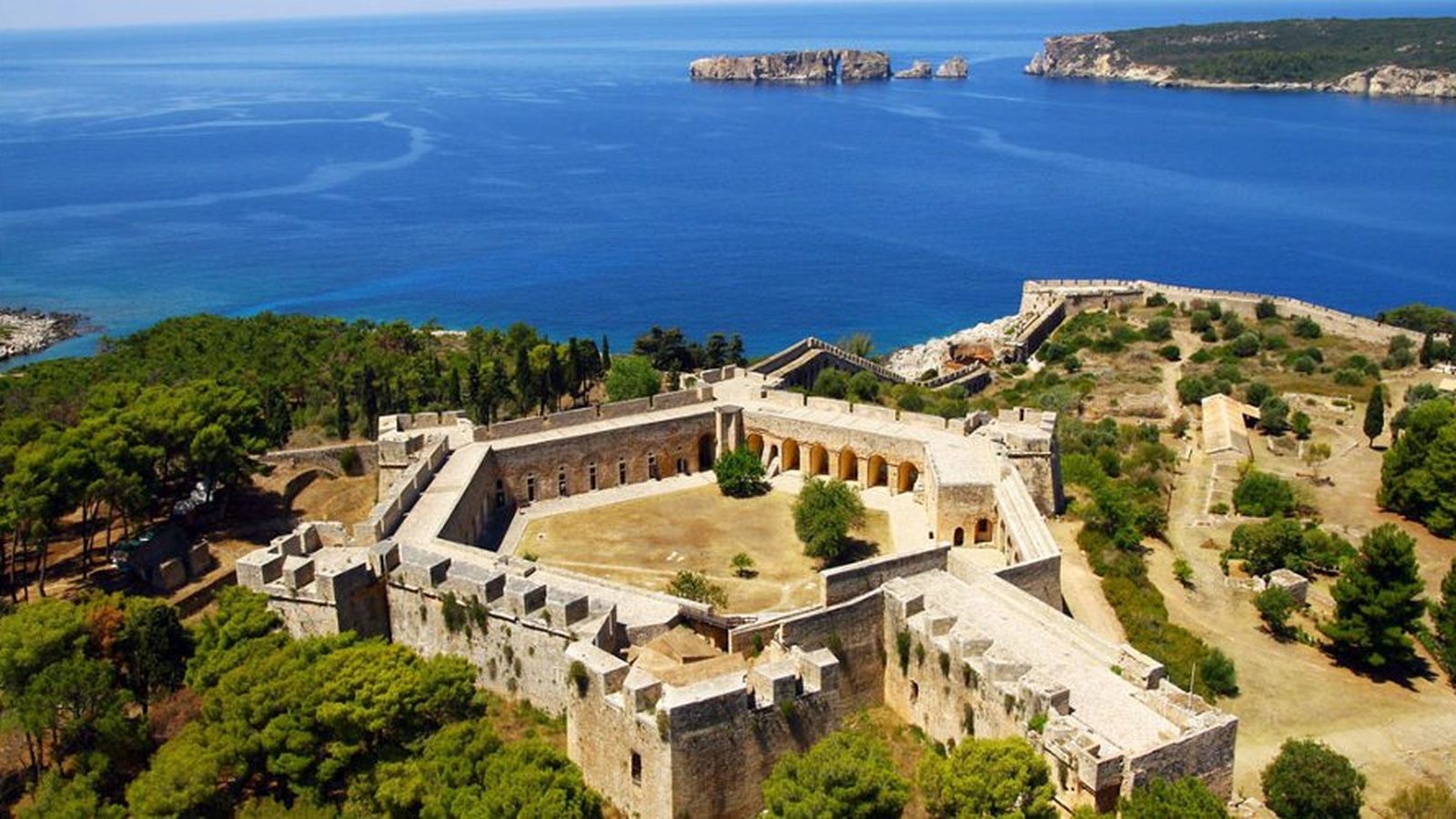 La fortezza di Niokastro affacciata sulla baia di Navarino