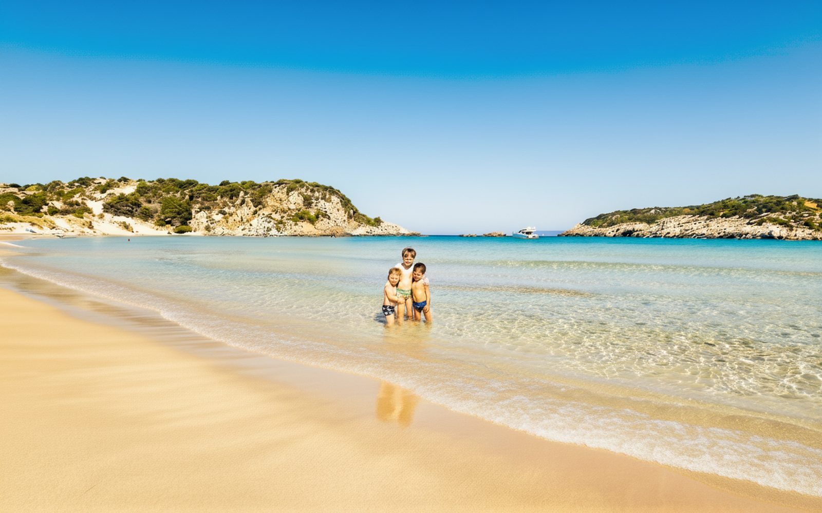 Il bagnasciuga di una spiaggia della Messenia con l'acqua trasparente