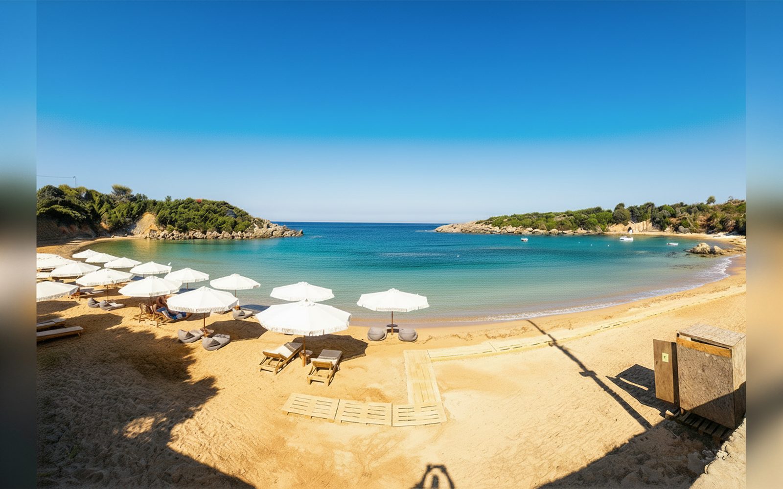 Ombrelloni sulla spiaggia della costa ionica