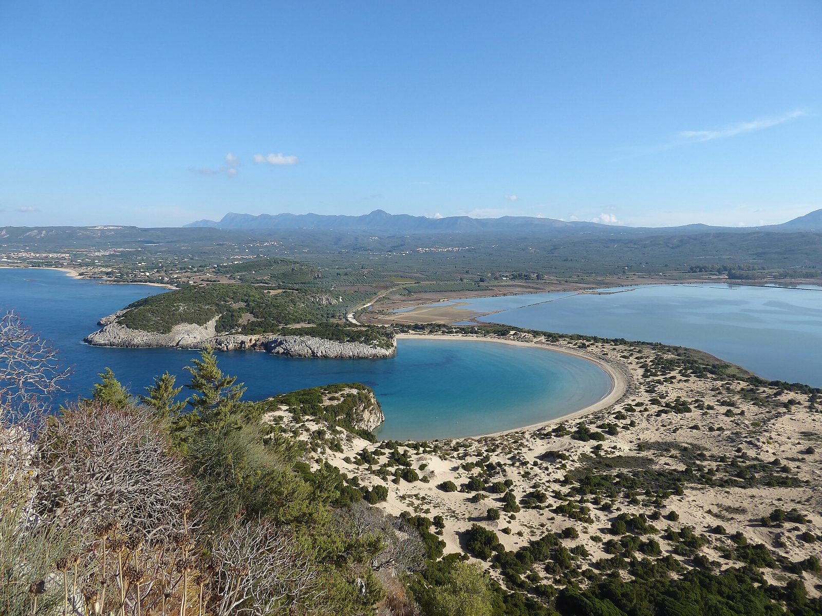 La baia di Voidokilia vista dall’alto, con la sua forma a omega